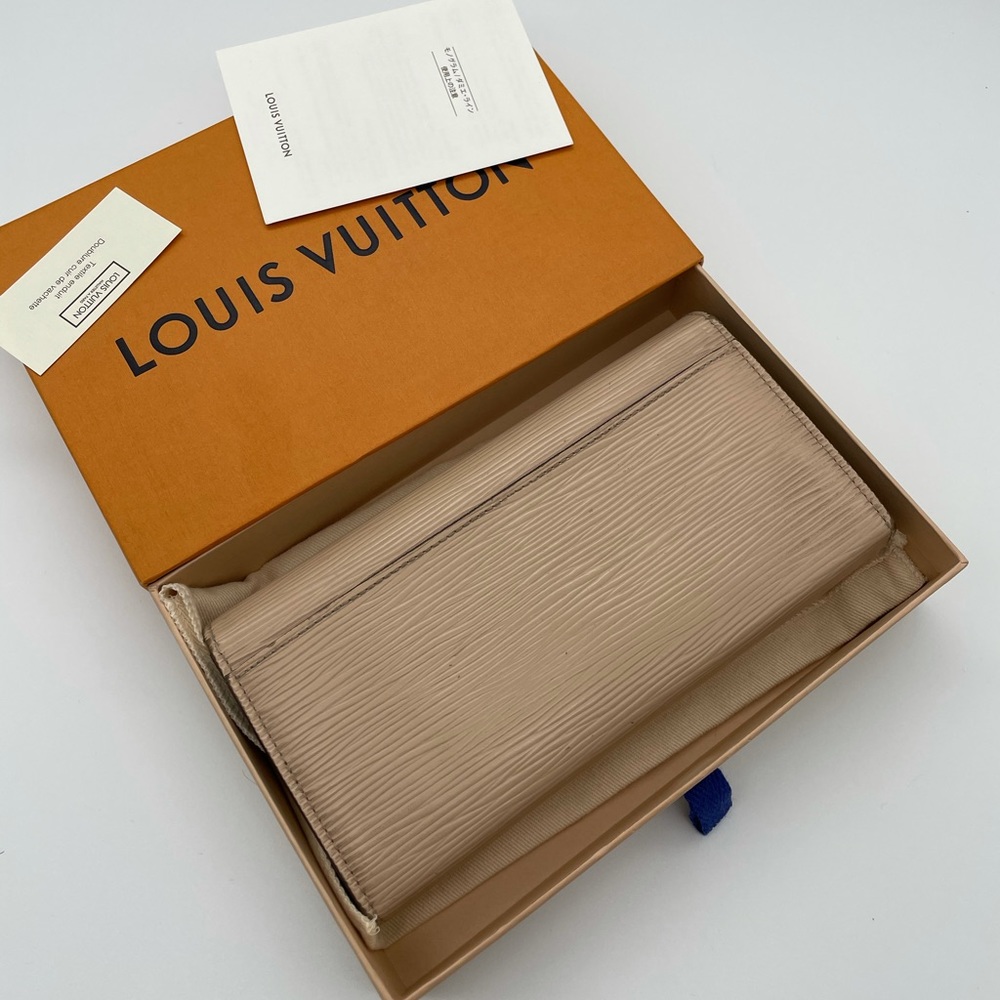 Louis Vuitton - Picture 2 of 13